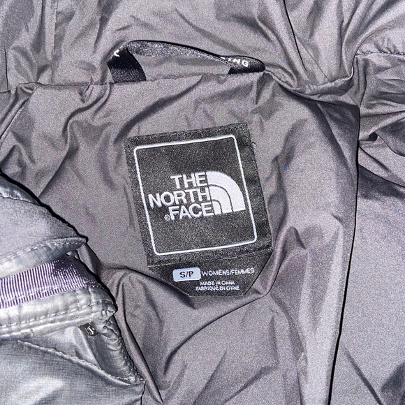 NWOT The North Face Down Jacket with Hood -Hey Mama Bomba in Graphite Gray - Picture 3 of 4